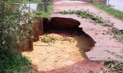 পাহাড়ি ঢলে ভেঙে গেছে রাস্তা, যোগাযোগ বিচ্ছিন্ন